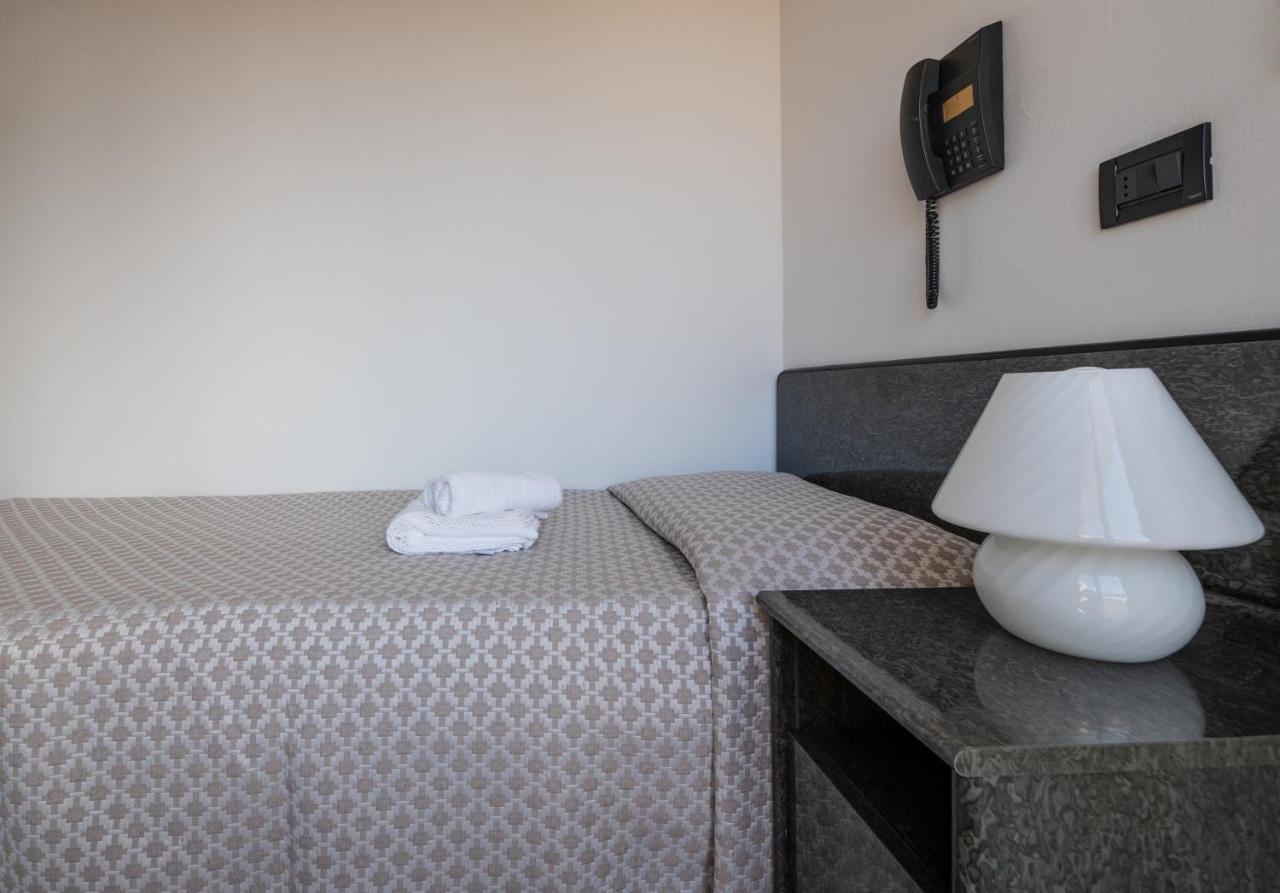 רימיני Hotel Nobel מראה חיצוני תמונה